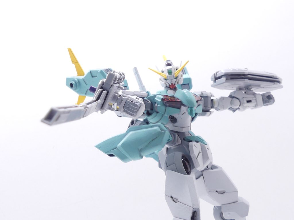 ユウキ・タツヤ:のちにメイジン・カワグチと呼ばれ無敵の実力を誇る彼も、ガンプラと出会った当初は友人であるトオルに負けっぱなしであった。トオルからもらったレヴは多くの武装を内蔵、それらの武器特性をタツヤは頭に入れて強くなっていったのである。レールガンは威力が高い・・・どこかSEEDみある・・・