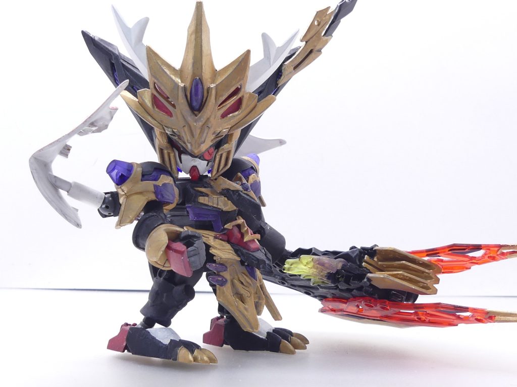 モンスーツ・ガンダム:異時空・キルゴアのモンスターが開発したとされる、新種のモンスター。先んじて開発されたいわゆるロボット・「モビルスーツ」を元に、モンスターとしての機能を融合する形で開発が進んでいた。例によってそれは暴走。転移魔術によりGBNに落着したそれは、GBNのデータを適当に組み合わせながらもモンスターとしての体を取った。魔王・ザーゲルの手下の一人であったことは、腹部のマークからも明らかである。敵グラフィックにパワードスーツとかがあったRPGツクール3・・・肩のマント状の部分は確かベンジャミンV2をヒーローズモールド(と勝手に呼ぶ)落とした物の残り・・・なので、バックパック(孫堅アストレイかな)の接続は左右で異なります。血のような模様は白サフから油性色鉛筆で描いてつや消しトップコート。