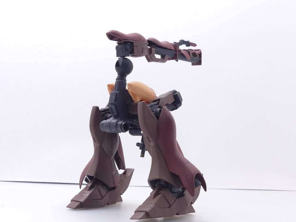 後ろから。尾部のキャノンも、基部を除いてνジオン産。合体時が本領というかメインの製作理由なので、合体用ジョイントがそのまま出ていたりもします。