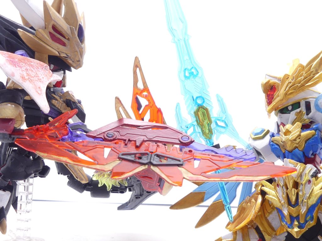 一方、シュナイデのシャインアーサーは「モンスーツ」の親玉と相対した。始まる激闘!シュナイデは「突貫で作ったから性能が」とか言ってたけど、シャインアーサーは合体機能も含めてその力を存分に発揮したわ。一方あたしの方も、コウメ達「ウィングス・オブ・ワーズ」、元「メメント・モリ」のダイバーにろんm・・・キャプテン・ジオン。あたしに関わってきたダイバーが勢揃いね。それを可能にしたのは、ゲーマスとトーリさんの力。サラハチもエクスガンバイカーになって駆けつけてくれたわ。これなら、いけそう?いや。まだまだなのよね・・・!(ここからはpixiv小説パートのネタばれを含みます、自己責任で)
