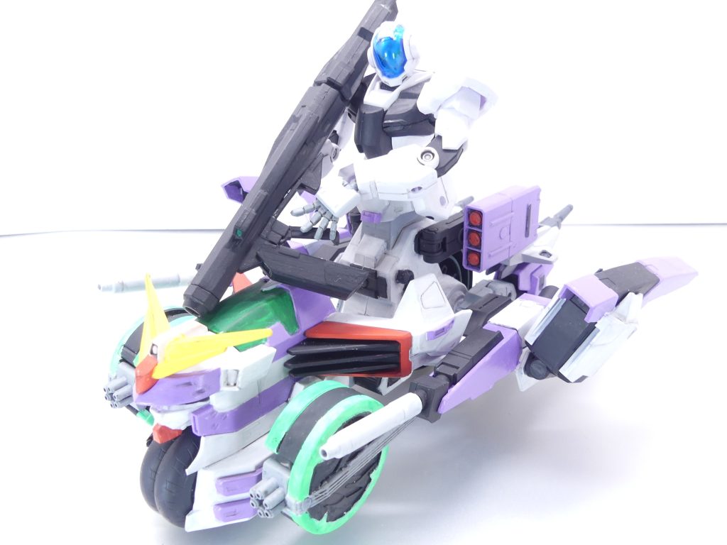エクスガンバイカー(Ver.メタバース):ゲームマスターのやることはメタバースでも変わりない。不正やバグ・転売の監視、そしてそれらの撲滅である。ガードフレームを載せた新型ガンバイカーはまるで「騎馬」のようだ。説明がややこしくなりますがまずはVer.メタバースから。ガードフレームの上半身(腰はエクスガンバイカー本体に固定し下記GBNW版と共通)を乗せた管理形態です。ガードフレーム自体はエアリアルの腰アーマーを付けた以外素組みからの塗装のみ。HGガンダムアストレアとシステムウェポンキットから作ったNGNバズーカを武装として所持。第3改で述べたとおり手首はキルゴアエアリアルと共用。「Ver.メタバース」・・・?(下記)また、「騎馬」というのは・・・ブレイカー・・・