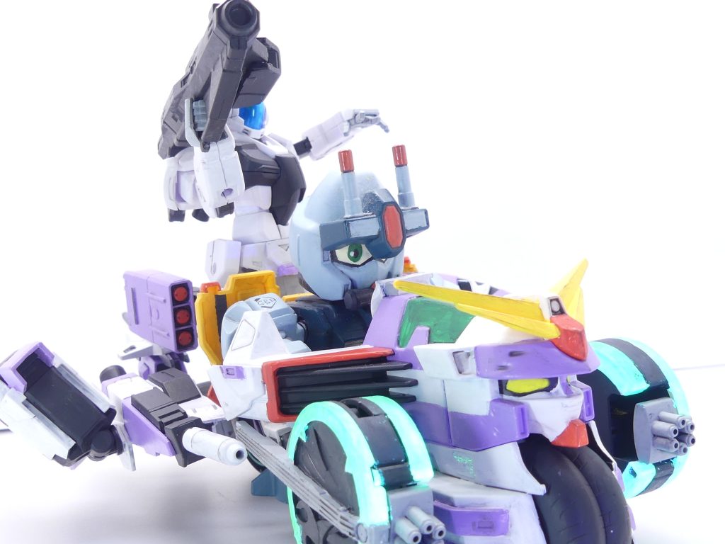 【ガンプラデータ(共通部分)】ベース:SDGF SDガンダムフォースVSダークアクシズ付属のガンバイカー使用:HGBD GBN-ガードフレーム   HGBC ガンプラバトルアームアームズ   HGBC ライトニングバックウェポンシステムMk-IIなどゲームマスターをライドオンできるぞ。元キットであるガンバイカー自体が相当のレアキット。SDGFコレクションシリーズを乗せる事ができる元祖トリニティバイク(前部を引っ張って乗せるところも変わりなし)。本体として手を加えたのはわずか。増加武装用ジョイント追加とトリニティバイクのスロットル追加、わずかに装甲追加、ガードフレームの腰パーツの移植です。ゲームマスターは無印#26参照。あの時のままです。ちなみに、こちらのガードフレームの中の人がアルザス・リースリングかもと言うのは定かではありません・・・
