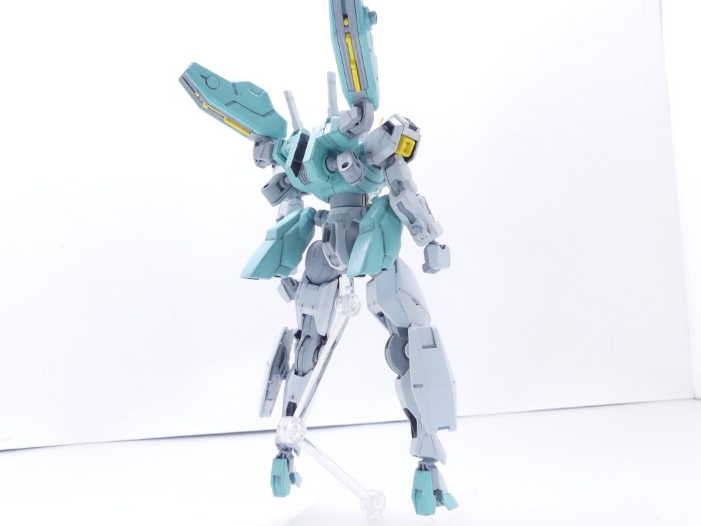 ガンダム・キルゴアエアリアル:「メタ・キルゴア」でのミッションに際し、アルザスが新たに一からビルドしたガンプラ。アルザスのガンプラとしては実質5代目にあたる、彼女のGBN人生としては最後のガンプラ。「最強最後の」がつかないのは、破壊されたマテウスの方が総合性能が高いからである。「ガンプラビルドは久々だし」と彼女は言っているが・・・短い時間内に完成度を上げる「愛」は健在であったよと某大富豪はコメントしている。素組みのエアリアル(改修型)を元にわずか3日で物にしたため完成度は他の機体に譲るが、アルザスの得意とする多段武装展開、そして対集団戦に優れる。後ろから。基本はエアリアル改のボディにキャリバーン腕とミカエリス足。ベースをエアリアル改にするかキャリバーンにするかは悩みましたが・・・先に売っていた方で。ガンビットライフルとかフライトユニットとか、こちらならではの仕様がどちらかというと「GBNW」向けなのです。これにイエサブパーツパラダイスで腕と足を付けました。バックパックの軸も一度折れたのでボディも買いました・・・角はヘイズル改から。そして胸部アーマーはウーンドウォートMA形態のパーツに差し替え。元の胸パーツはインモールドパーツ(ABS)を押さえ込んでいるので余計に気を遣います。