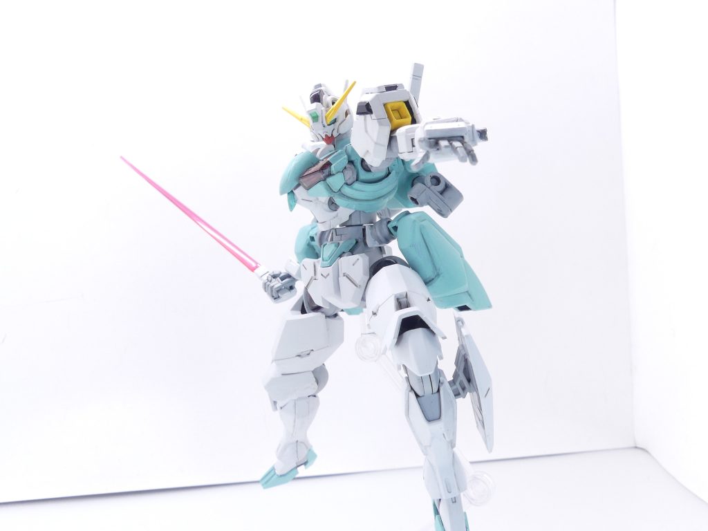 「水星」ガンプラ独特の仕様:主に下半身が専用の構造をしている「水星の魔女」のガンプラ。バックパックはAGP2穴に統一されているなどシリーズごとでの組み替えのしやすさは随一だが、その分他のシリーズ(HGUCなど)との組み替えに分がなくなりがち。さらに、主人公機であるエアリアルにはガンビット(ビットステイヴ)を使ったビットオンフォームがあり、それらをどう両立するかがカスタマイズの鍵となりそう。あとビームサーベルの軸が太く、ビルドナックルズ相手だとサーベル側を削らないと入らない・・・ビームサーベル:背部に刺さった基本武装。刃はピンク色・・・通常のガンダムシリーズのものに調整。バルカン:アルザス機ではあまり使わないバルカンも今回は開口して威力を上げた。どんな武装も必要なのだ。全武装・フライトユニットを外すと途端にシンプルに。ボリュームは最初の愛機であるGNネイキッドを思いながら太股大きめ足細めのミカエリスを足に選択。フライトユニット下部はグラスレー社MS(ハインドリーを使用)の足関節を移植して腰アーマーの代わりに装着。空いたバックパックのフライトユニット下部ジョイントには30MM用ジョイントでマルチマウントを付けました(後編で)。