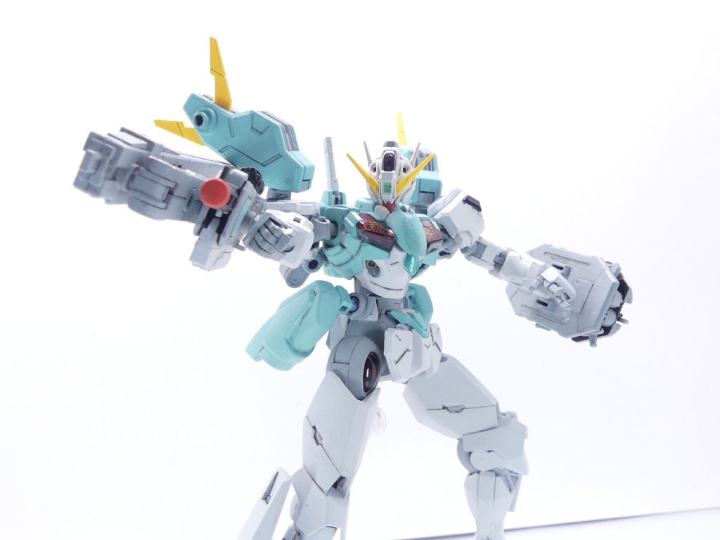 マクス・マーキュリーレヴ:「ガンダムビルドファイターズA」のオリジナル武装付録・マーキュリーレヴをアルザスの独自解釈で強化した物。本機のメイン武装。後編で詳しく解説。ビットオンフォーム用の穴を残さなければならなかったので、キャリバーンの肘に新たにマウントを作って接続。このままだといかにも剣側を振りにくそうですが、武装を生かした裏技でマウント位置を変えることも可能。そちらも後編で。