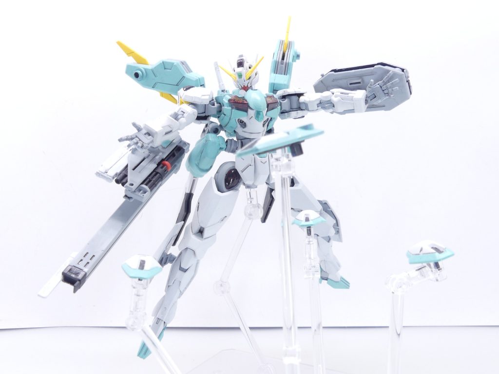ガンビット(ビットステイヴ・エスカッシャン):ガンダム・エアリアルなどオックスアース社ガンダムが持つ複合攻撃兵装。通常時はシールドとして機能し、パーメット・スコアの上昇により自在に展開、ビームでの攻撃を行う。設定上武装名が3つ存在し非常に紛らわしいが、どれを使っても違いは無いので好きな呼び方で。ガンビットはシールド裏に第1改写真のネイキッド・ハチに対応させるための3ミリ穴を開け、細片部分も2つを除いてキット通り。持ってて良かった水星ウェポンディスプレイベース(予約で買ったあとやめなさいで絶望した私でした。発売は2023年1月)。ただし、キット通りのガンビットを全展開するにはキットが2個以上必要なのだ・・・雰囲気だけね。