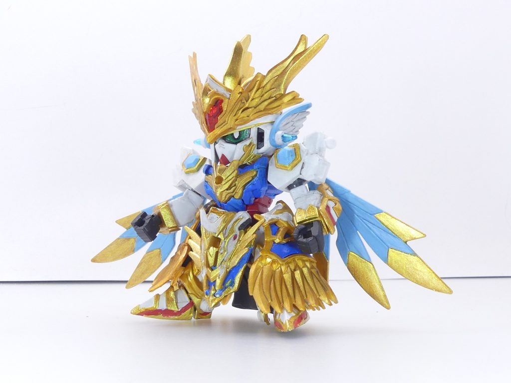 【ガンプラデータ】ベース:SDGW アーサーガンダムMkーIIIこの完結編、準備から全機完成まで3ヶ月ほど。どこをどうやっても3日じゃ作れない筆者です。いろんな話は最終回の第5改以降にするとして、シュナイデ用ガンプラのシャインアーサー。こちらも3日で製作した設定と言うこともあり、そこまで奇をてらった展開にはしていません。ほとんどの部分がアーサーのままだと言うこと。肩は関羽から流用。元々のマントを外し、新荒烈駆主の翼を新たに付けました。