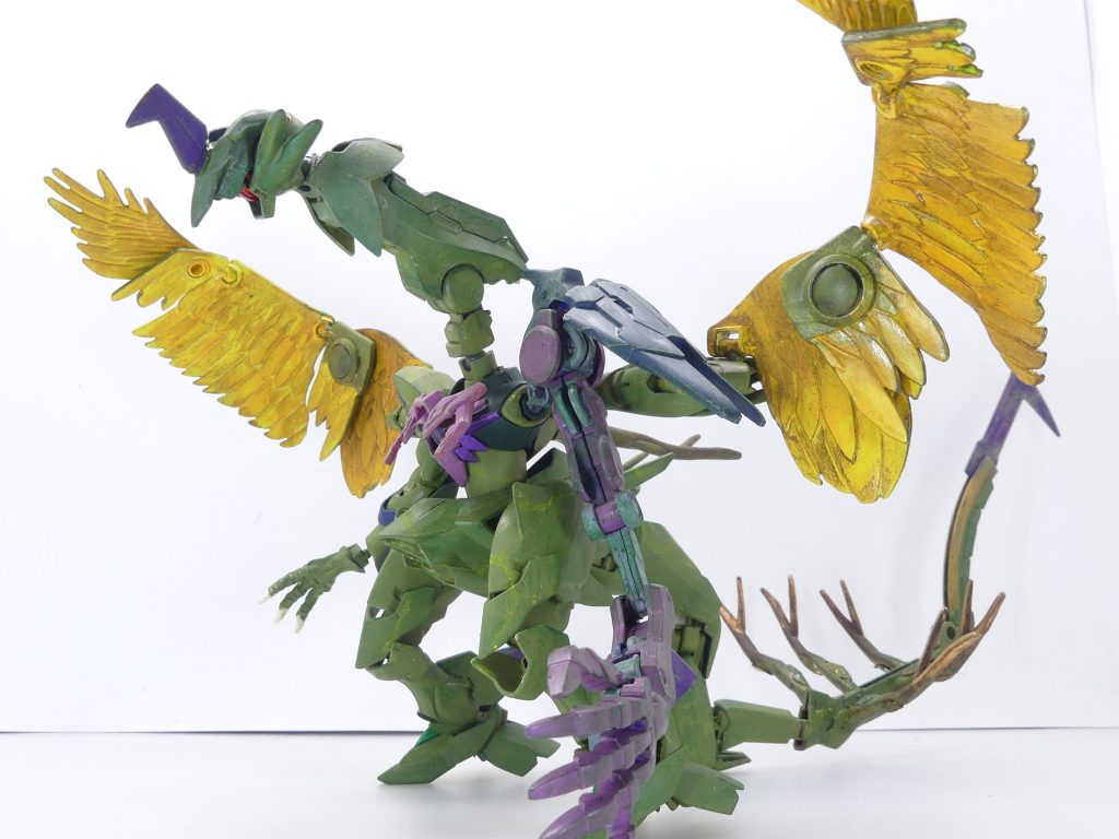 まさかの三度登場ギラーガ・コカトリス!筆者です。もうコカトリスじゃなくてドラゴンなんだけどね。製作順としては一番最後、コカトリスのリデコのリデコでありながらそれなりに苦労は要したガンプラです。元機体・ギラーガ・コカトリス(ハタモトさんが乗っていた頃)はこちら。それをリデコしたギラーガ・コカトリス【ZELT】(エルドラ事件のラスボス)はこちら・・・なお、LEDリングライトが壊れました。この先のライティングは以前の・・・「GBNW」連載時の仕様(ダイソーLEDライト2個)に戻っています。明るいのだけれど電池式なのでむらが出やすいのが難点。
