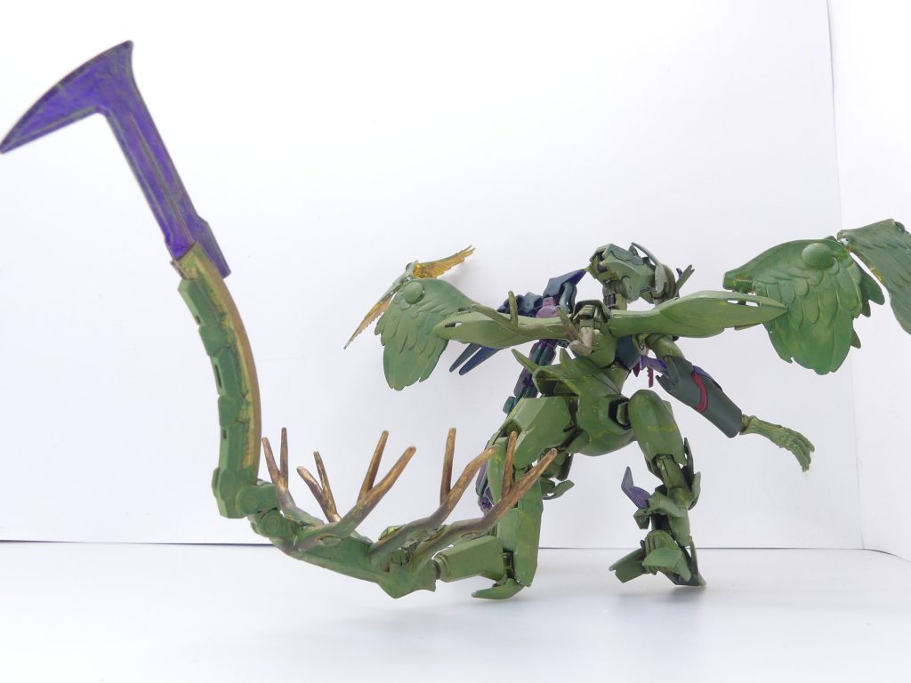 【ガンプラデータ・モンスーツ・ドラゴン】ベース:HGBD 煌・ギラーガ使用:HGAGE ダナジンHGBC スカイハイウイングス など後ろから。元々、大型敵機体を一から再作成するだけの時間とスペースは無く・・・コカトリスの再利用にすることは当初から決まっていた事項。【ZELT】の時の改造箇所を残しつつ、一部パーツを外したり付けたり。一番大きな変更点は首を大きく伸ばしたことです。