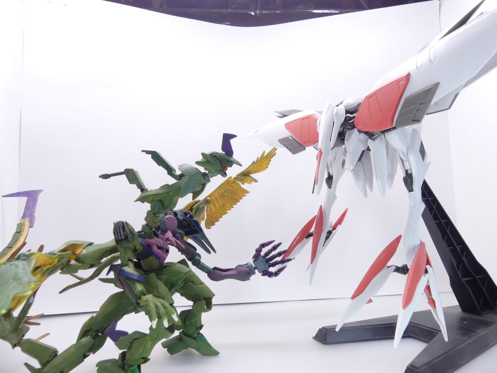 ちなみに我が家の1/144で最も大きいハシュマル(一部パーツ欠品)と・・・横のサイズは同じくらいですが・・・なんというか迫力・・・