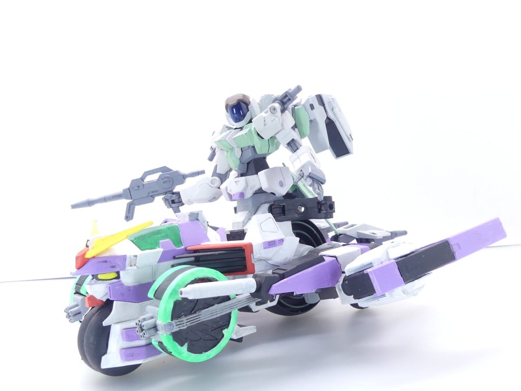 エクスガンバイカー:ハタモトが、ゲーマス搭乗用、そして事件発生時「メタ・キルゴア」にいたことでアルザス同様「モンスーツ」の撃墜が可能になっていたサラハチの予備システムとしてビルドしたガンプラ。サラハチはキルゴア勇者パーティーの誤射(完結編第1改参照)により片足を切断する重傷を負っており、「ビルドデカール」にもダメージが及んでいた危険な状態。当初はハタモト自身での修繕が考えられたが、やむなく「ELバースセンター」本部、シバとコーイチに話をつけ、ELダイバーの「移植」手術を行うこととなる。すぐには回復できなかった下半身の機能は、「SDガンダムフォース」に登場したキャプテンガンダム専用バイク・ガンバイカーにすげ替えることで一時的に取り戻させた。「オペレーション・メタ・キルゴア」では、さらにミス・トーリを乗せて事態の収拾に当たった。・・・時が経ち、コンペが終了したのでサラハチを引き取って小説本編の姿を再現。上の挿絵の通り、エンディングでは元の形に修繕されました。ビルドシリーズあるあるです。サラハチ修繕についての裏話はブログ・「マクスミッション」最終回で。