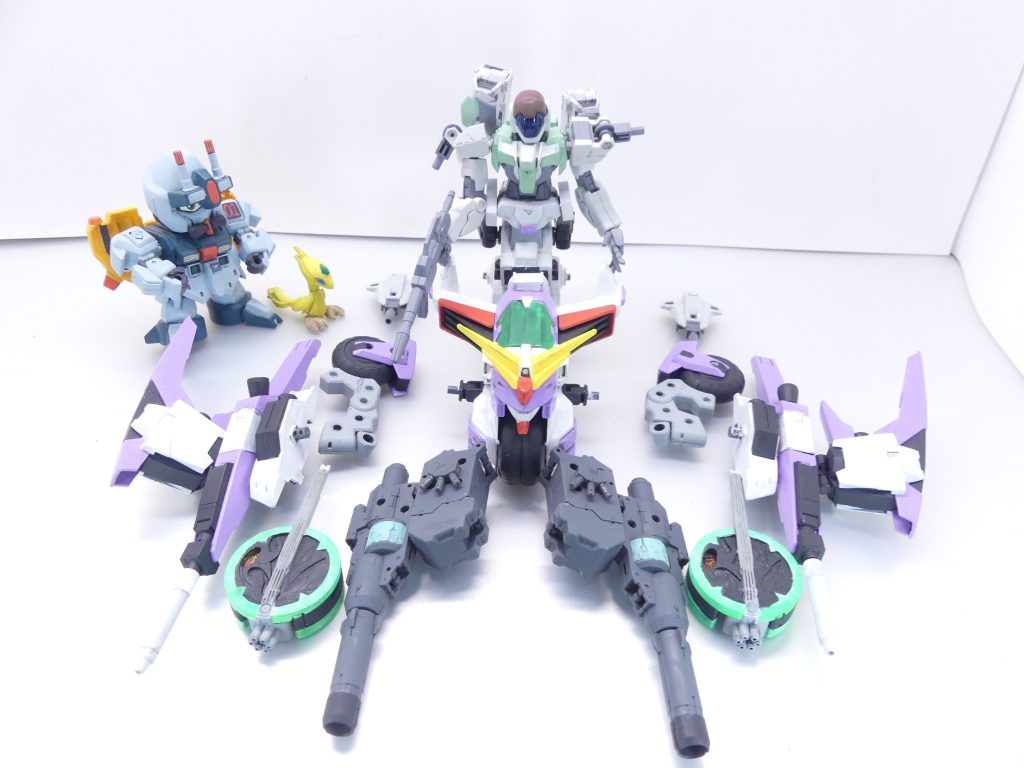 武装一覧。・マシンライダーを2つに割って取り付けた補助輪・接続アームパーツ・ライトニングBWSを2つに割って取り付けたフライト・ビームキャノンユニット・ユーラヴェンガンダム【BEYOND】から持ってきた後部ビットユニット・大喬小喬メインのサイクルビット(サイクルパーメットビット)・30MM武装のヘビーウェポンポッド(キルゴアプログラム搭載)これらがサラハチ本体も含めてガンバイカーに取り付いている形です。左平手を使っているカットはハイゼンスレイ・マテウスから持ってきました。