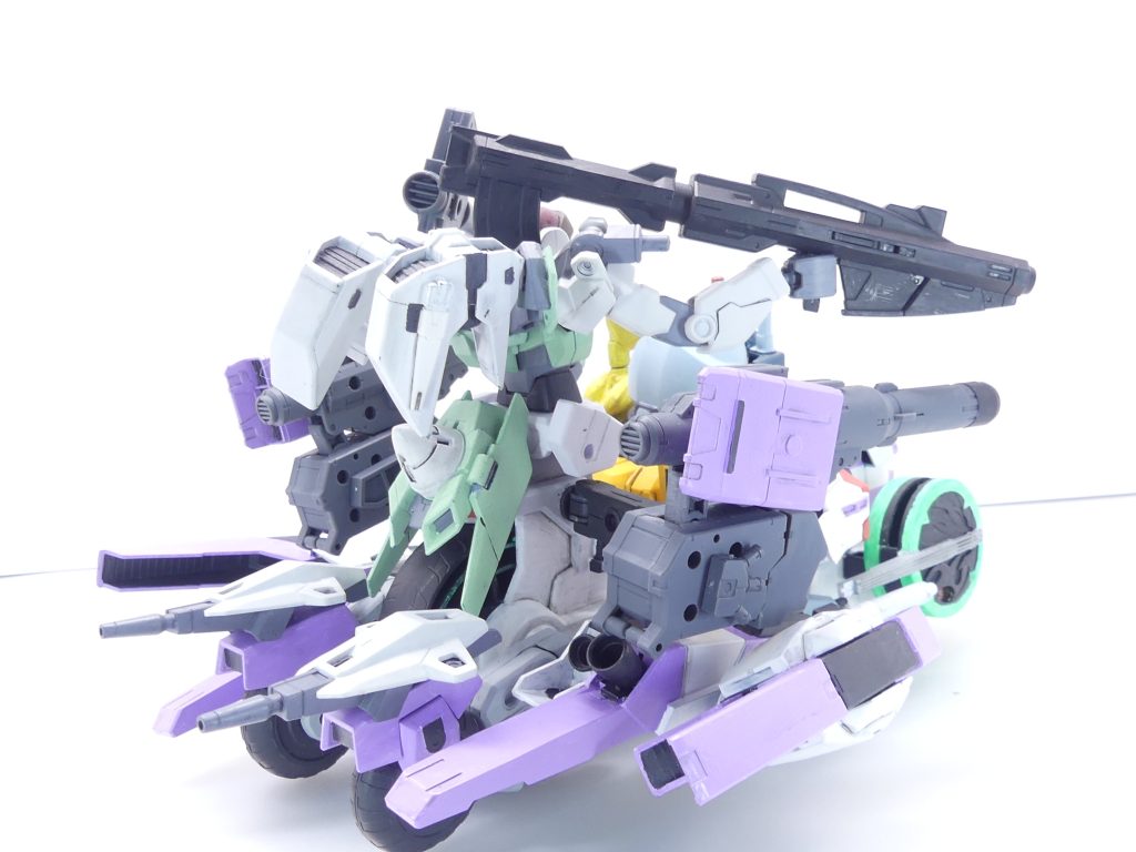 後ろから。GNネイキッド・ハチのGNドライヴは本来のガードフレームの腰後ろ3ミリを介して接続。