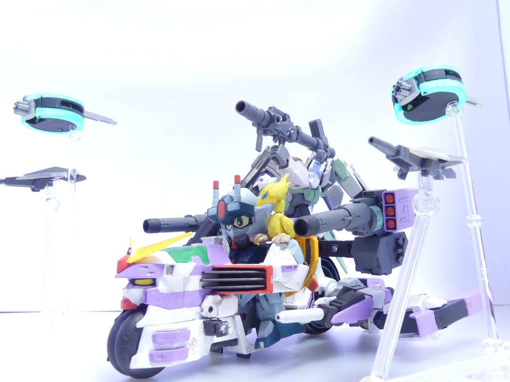 サイクルビット:前輪部分が分離。ビームガトリング砲となる。リサーキュレーション・・・循環型カラーを採用しているため、ディメンジョンそのものからエネルギーを供給することも可能。のちのパーメット発見に伴い、内部にパーメットシステムを採用した試験機構・サイクルパーメットビットとなってさらに追従性が向上した。ビットユニット:ユーラヴェンガンダム【BEYOND】のビットをヒロトの許可を得て転用。死角からの攻撃に備える。サイクルビット部分などが発光。大喬小喬の楽器を使いましたが、メモリシステムは非対応(そして左右対称ではないので3ミリ穴が裏に増えた)。代わりにガンダムエアリアル(改修型)のインモールドパーツで穴埋め。