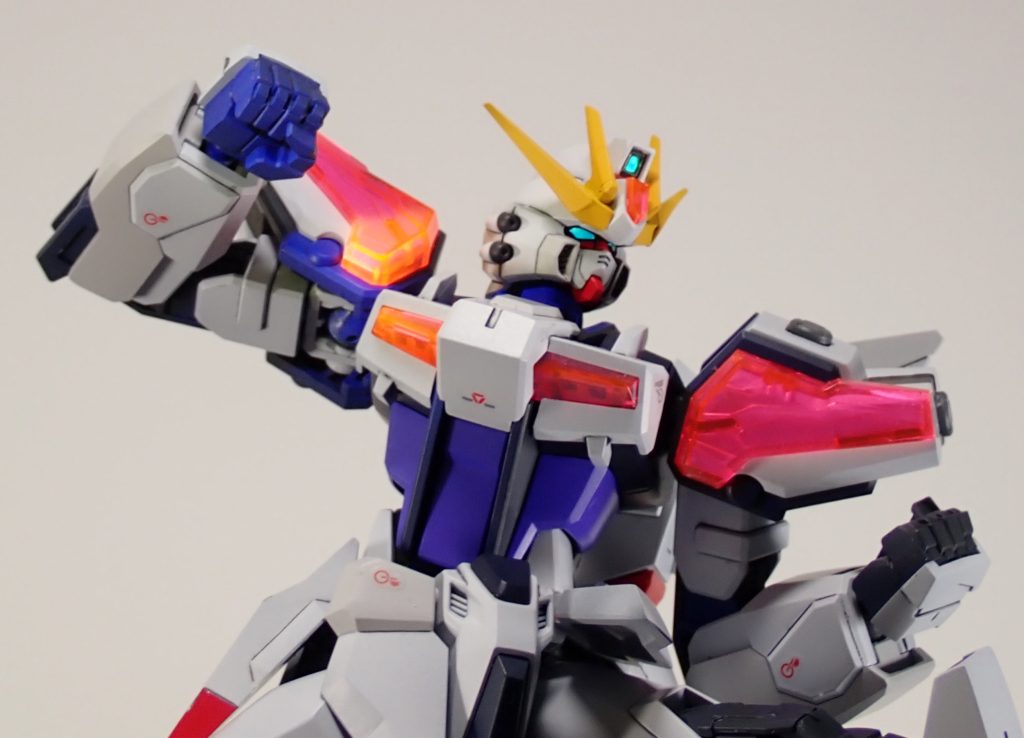 フレームは蛍光ブルーでコートしてあるのでUVライトで発光します。