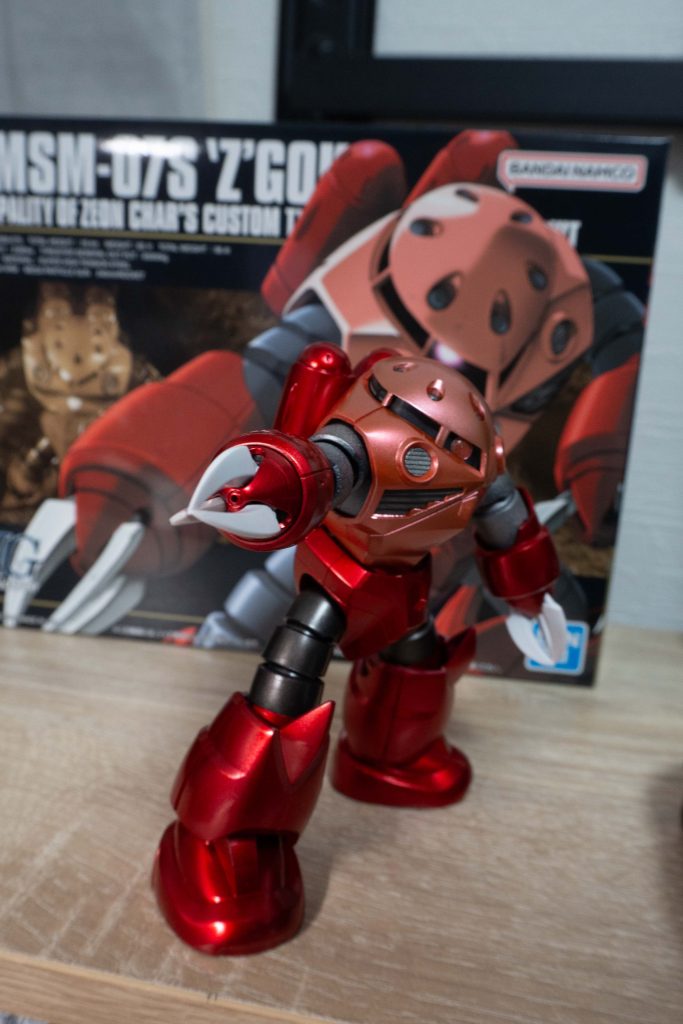 モノアイは裏面にネオジム磁石を瞬間接着剤で接着して、Hi-Qパーツの丸いやつに赤色のレジンを使って可動するように。