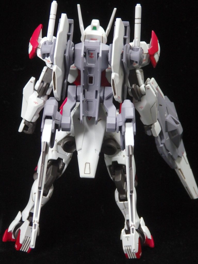 ビットステイヴをバックパックに接続した『ビットオンフォーム』です。ライフルは手持ちしていますが、バックパックの中央に装着する事ができます。シールドが分離してバックパックやライフルに装着するっていうのは面白いです。今まで他のメカであったんでしょうか。