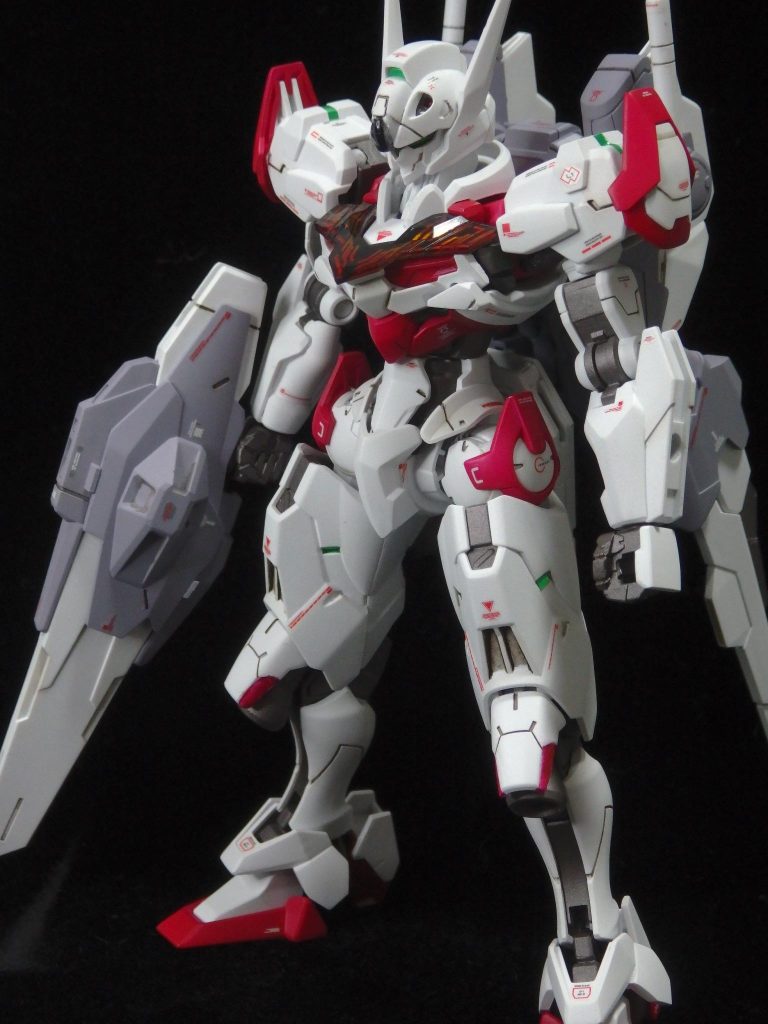 改造は行っていないのですが、足のパーツにちょっと気になるヒケがあったのでタミヤパテで修正しました。そんな訳で普段あまり使わないサーフェーサーを吹くことに。どうせなら全体に吹こうと決めたものの、手持ちが白しかなかったので、白い成形色に白のサーフェイサーを吹いて、白で塗装するという、老眼にはツライ作業になりました。