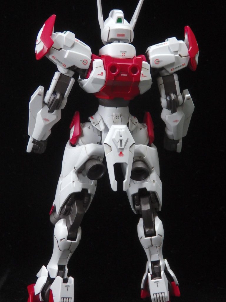 塗装は充電式エアブラシです。下地塗装:サーフェイサーエヴォ ホワイト(G)白:アルティメットホワイト(G)赤:マルーン(Mr)グレー:ニュートラルグレー3(g)+MSパープル(Mr)少し関節部:焼鉄色(Mr)スミ入れ:スミ入れ塗料(ダークブラウン)(T)トップコート:EXフラットクリア(g)+フラットベースなめらかスムース(Mr)ピンクも良いですが、もうちょっとだけ落ち着いた色にしたいかなと思い、マルーンを使ってみました。センサー部の緑は付属のシールです。両肩と太ももの緑は付属シールの余り部分をカットして貼りました。全身に手持ちのデカールを貼りました。貼る場所については適当ですが、一部ガンダムデカールのルブリスの貼り付け例を参考にしています。