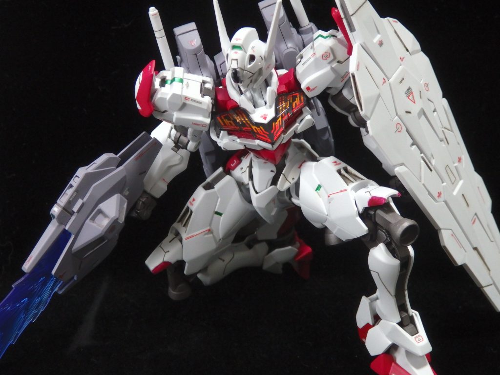 説明書・箱の横に載っている写真のポーズを真似てみました。見どころの胸部シェルユニットが協調され、可動域の広さも伝わる良いポーズだと思います。胸部シェルユニットは新技術の『インモールド成形』のパーツを選びました。