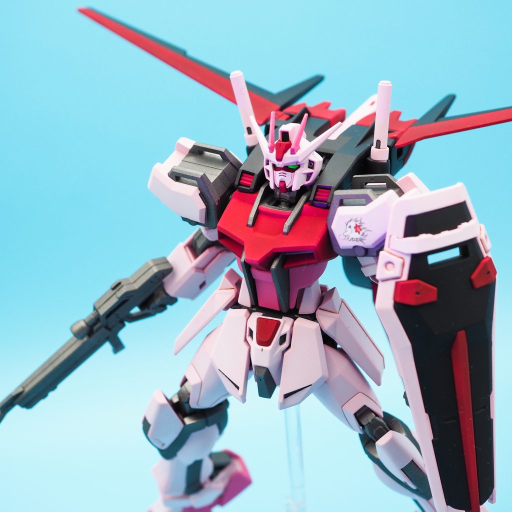 ツインアイは蛍光グリーンで塗ってみました。わかりにくいかもですが、この写真はUVライトを当てて発光させた状態。