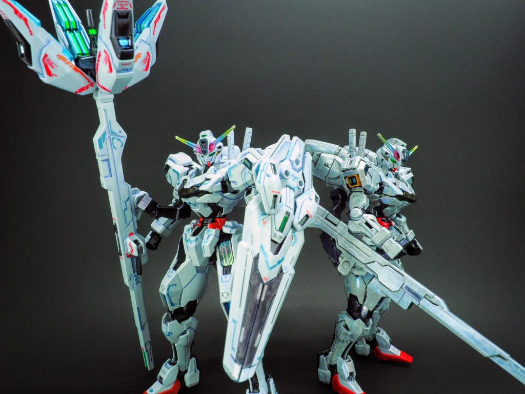 実は、2体目になります。1体目は、最終話を見てすぐに作り始め、最終回終盤のようなキラキラした感じにしたいと思い、「ガンダムマーカー 月光蝶ホロシルバー」を光沢トップコート後に塗ってみましたが、塗りの伸びが良くなく、塗りむらがすごいことに。。。(´;ω;`)聡明な皆さまであれば、こんな失態はなさらないかと思いますがご参考下さい。(;^_^Aそこで、2体目は今の自分で出来る範囲でかっこ良いものを目指して製作しました。