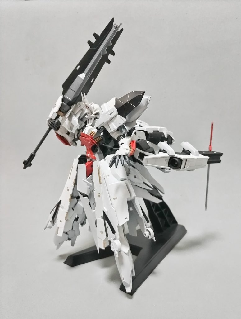 両肩のファンネルコンテナは生きてるので、自立兵器を搭載してる体で。 