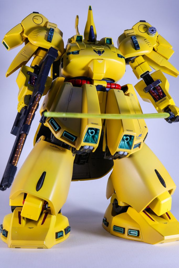 そもそもキット自体が古いので、シンプルに作っていても手のかかること、この上無し。合わせ目処理に、塗り分け…うむむ…