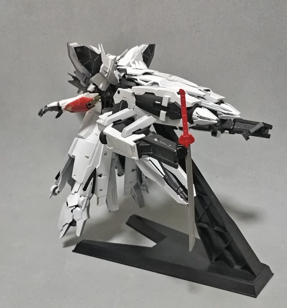 ボリュームばかり気にしていたら尻尾が台座に干渉してしまいました。