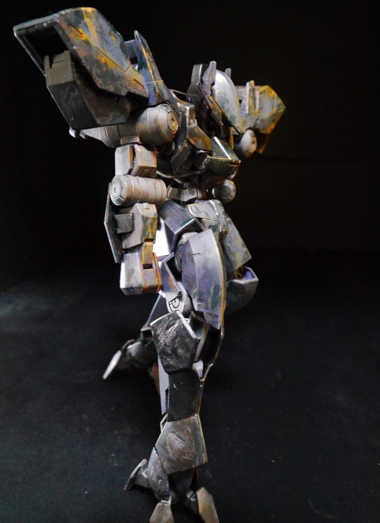 脚周りは例のドリルキックもあるので、擦り傷とヘコみヤベェだろうな、と安直に考え、そういう汚しと傷をマシマシで。 上半身は雨とかでサビとか土埃汚れとか多いんじゃないか?  というイメージでウェザリングを進めてみました。 お目汚し失礼致しました!ウェザリング、ダメージ表現楽しいですね(*´ω`*)他の機体でも色々試してみたいと思います。