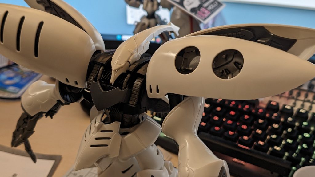 とりあえず仮組みしてみたんですが・・・え・・・ナニコレ。・案外に動かない関節（股関節・肘が特にヤヴァイ）・アクションベースに対応してない・ヤヴァイぐらい完成した姿がデカいナニコレ・・・ということで、とりあえず色変えと少しのディティールあっぽで遊んでみることにした。