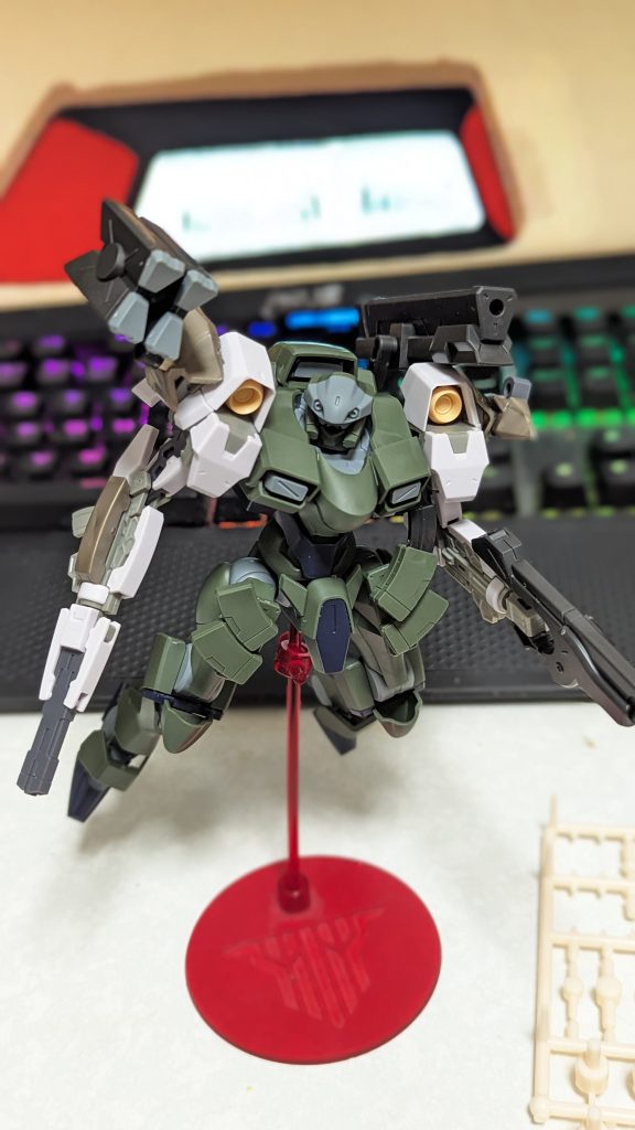 初期組み合わせこの時点で肩の接続ジョイントを分解しているため、後戻りできないです。FAGのバーゼラルドの武装はもっと大きいイメージがあったのですが、なんか小さい・・・