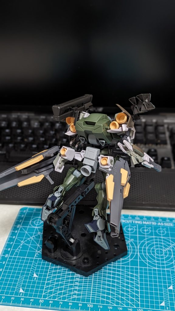 肩だけでは寂しかったので、腰パーツも追加