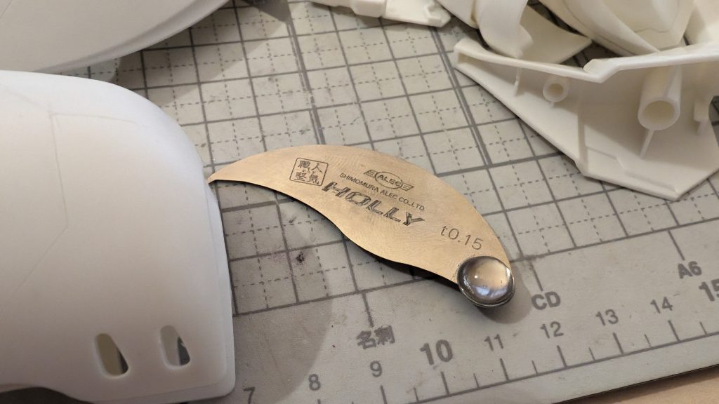 まずスジボリが苦手なので練習台にしてみることに。なにせ面積がクッソデカいですからね・・・というのと。何か自分は【太いスジボリ】を多用してしまう癖が強い気がしたので、細いスジボリに慣れるようにとかいう経験値稼ぎ。ただ道具は今まで使ってたタガネ系ではなく別の奴を試用してみたら、コレが結構自分には合ってる気がするので、細めのスジボリはコレをメインに使うかも。