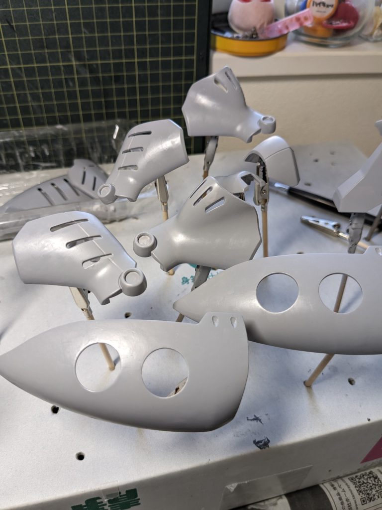 筆塗り練習を兼ねてサフから全塗装します。4回塗り重ねました。こんなもんかなぁ…🤔