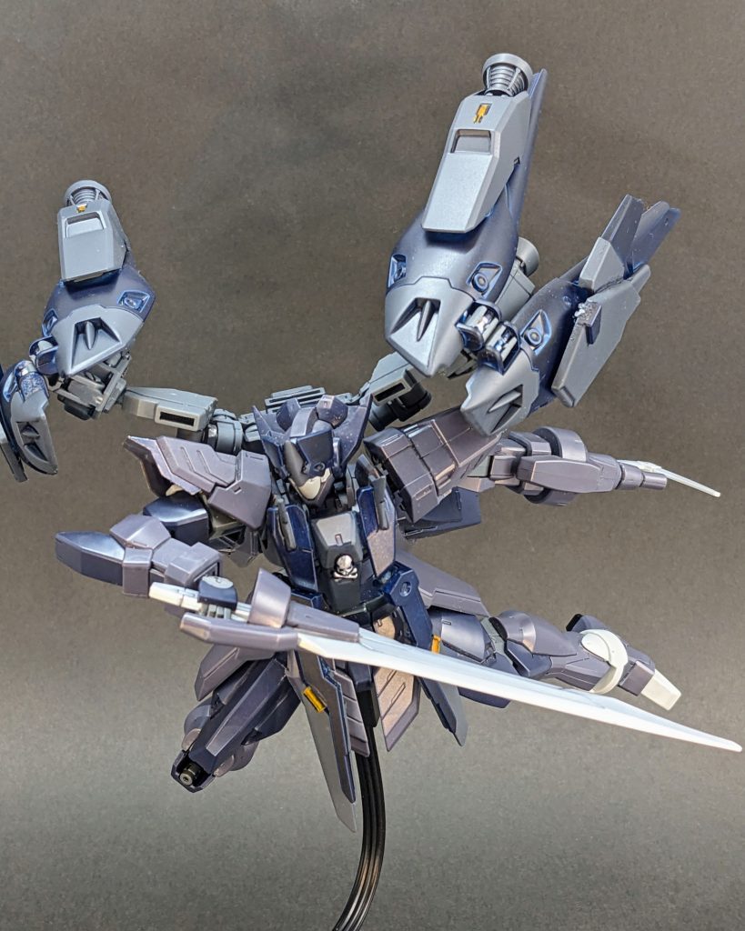 スラスターを一方向に纏めての爆発的な加速力を用いて、単騎で大軍に突撃する「強襲」に特化している。