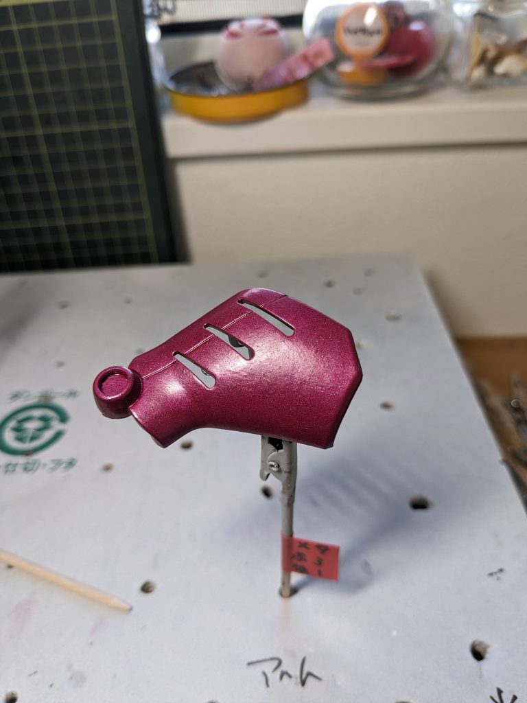 4回目はワインレッドに銀色を混ぜメタリック調にしてみました。目標はツヤツヤ光沢仕上げなので筆ムラは厳禁、目立たなくなったのでこれで行く事にしました。😃