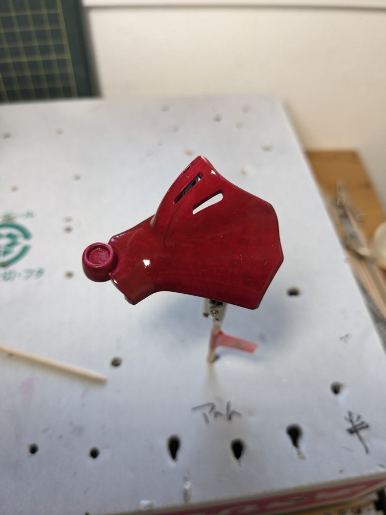 メインカラーのワインレッド3回塗りました。筆ムラが気になります。😑