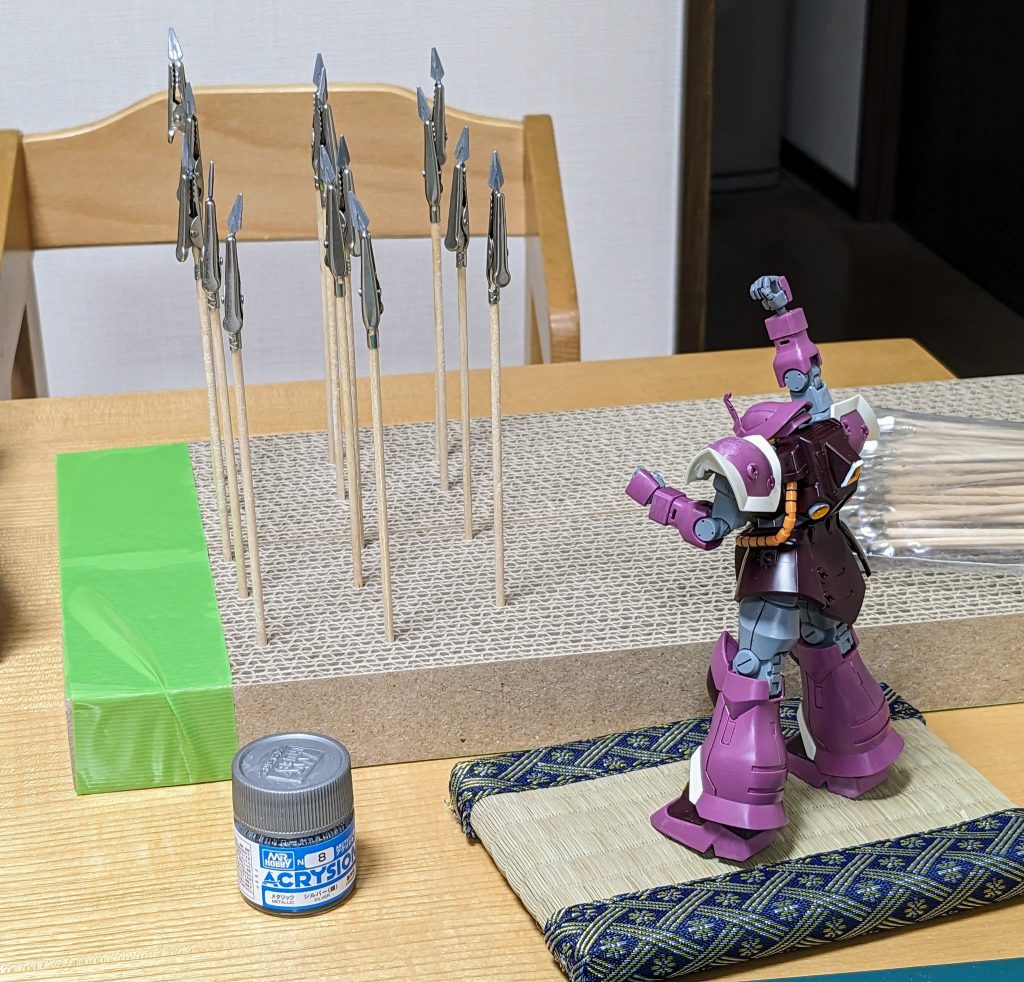 武装の塗装。最後にウェザリングやチッピングを行って完成へ。