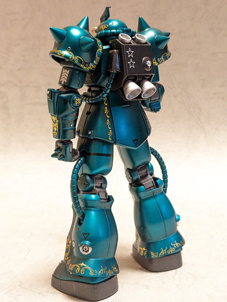 リアショット。バックパックはギラ・ズールの物を動力パイプ用のパーツを足した位でほぼそのまま使用しています。バーニアが4つもあってサイズも大きいし専用機らしさが出てお気に入りです。