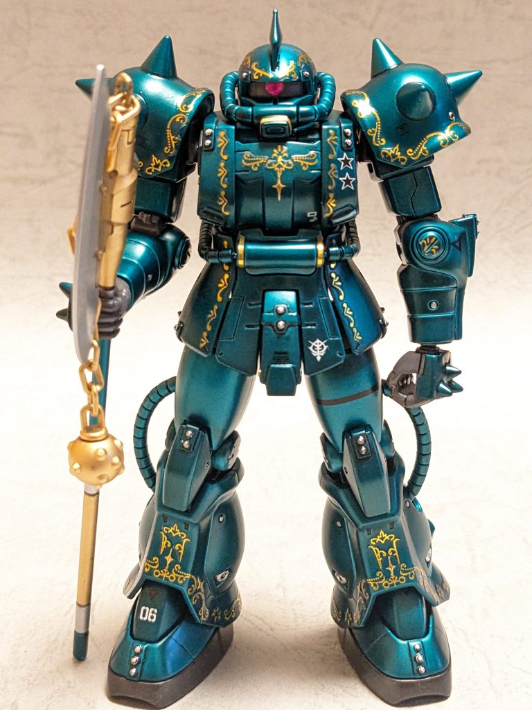 正面から。メインのキットはhguc高機動型ザクIIで、膝下パーツはF2ザクです。そのままだと膝部分で隙間が出来るのでその辺りはプラ板で形を整えバランスを良くしています。