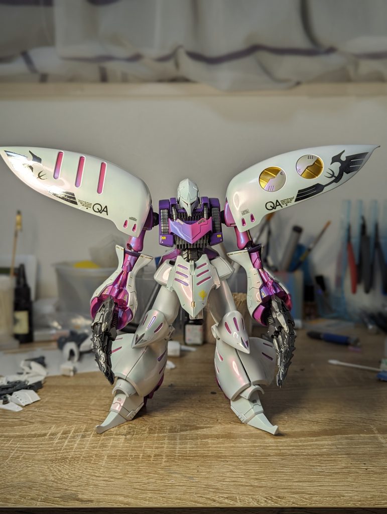 ハマーン様をイメージして塗装しました!けどもう少し、どこかアクセントになるよう差し色を入れておくと全体的にキュッと締まるかなーと思いました。次回からはそれを踏まえて強弱や濃淡をビシッと表現した作品を作っていきたいと思います!