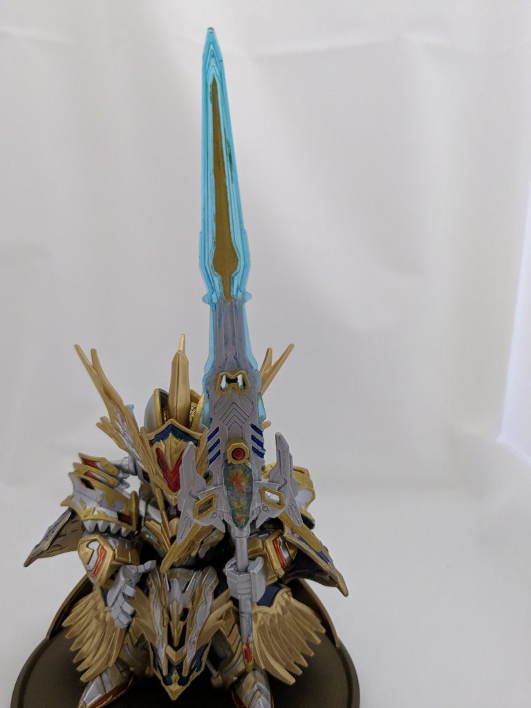 エクスカリバーのパーツ用穴に赤のクリアランナーをはめて宝玉ぽく、刃先のクリアを残して塗装したビーズと接着剤で作った飾りはそこそこうまくいった