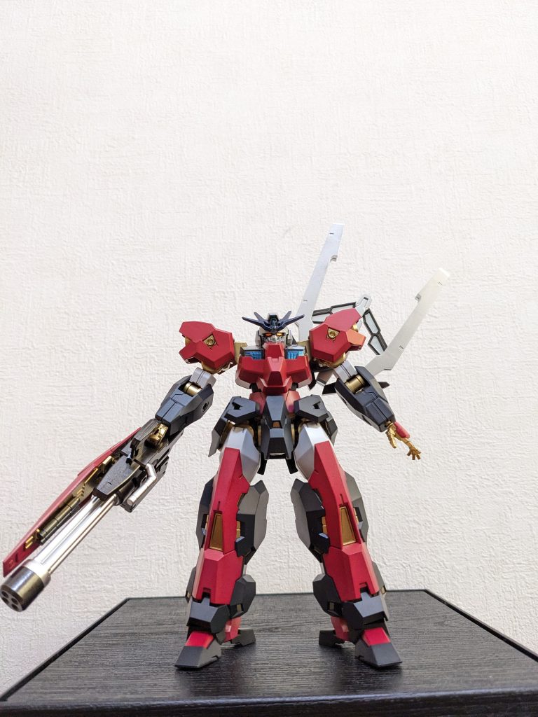 正面ですわ〜勝手にAve Mujicaシリーズ第3弾は・・・ついに、と言うかやっとと言うか、バンド創設者にして総指揮、オブリビオニスこと豊川祥子嬢を、ルブリスウルを生贄😅に再現してみました😆!!なお、今回投稿の見出しは、劇中の祥子嬢のセリフ風に行ってみます😆。祥子ちゃんの「憤怒💢」の感情(最終回のラストの台詞がダブスタ・・・じゃなくて「ただいま、クソ親父」とは😱!!)と、衣装の胸から肩のラインがフィットしそうだったので、ルブリスウル一択で😉手元にキットなくて家電量販店でスカウトした2機のうちの1つです。元々、カラーリングでピキーン⚡と来るのがあれば作りたい機体でしたし、エッジがバッキバキで塗ってて心底楽しいキットでした😁