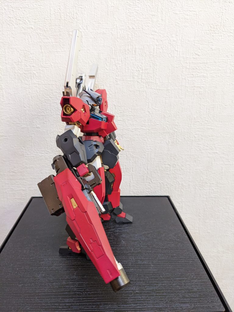 右側面ですわ〜メットはシャインじゃない方のシルバーで塗り、祥子さまの髪色に寄せました。頬❓はオブリビオニスの仮面が左右非対称なのを再現するため、右側だけファントムグレーにしてます。