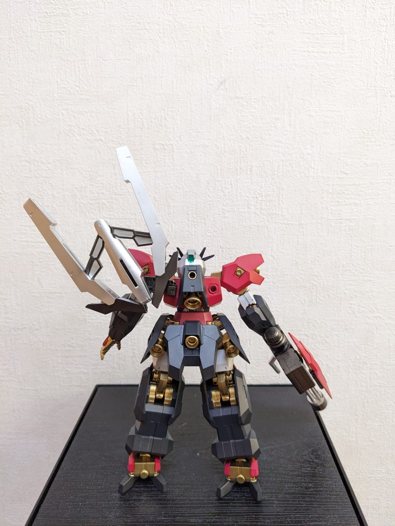 背面ですわ〜フェーズアレイキャノンは塗装剥がれるのがヤなので(こればっか😅)、接着こそしてないですが、展開状態で固定です。