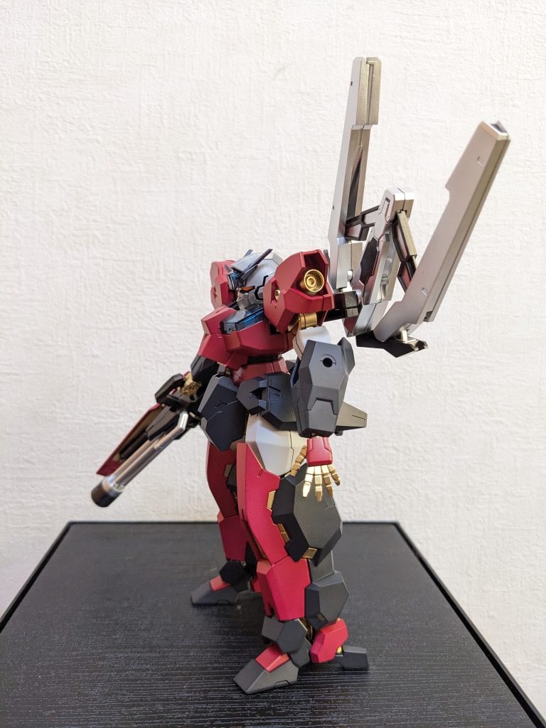 左側面ですわ〜キーボーディスト・祥子さまの機体なので、武装のフェーズアレイキャノン、ビームガトリングガンは鍵盤風に白黒塗装に(実際は、シャインシルバーとメタブラックですが😅)。