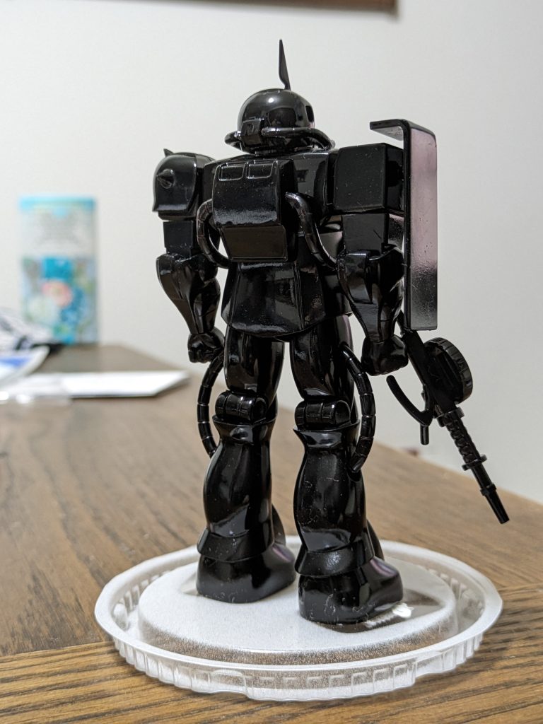 背中もなかなかです。曲面の反射が美しい。グフ式塗り分けを目指します。