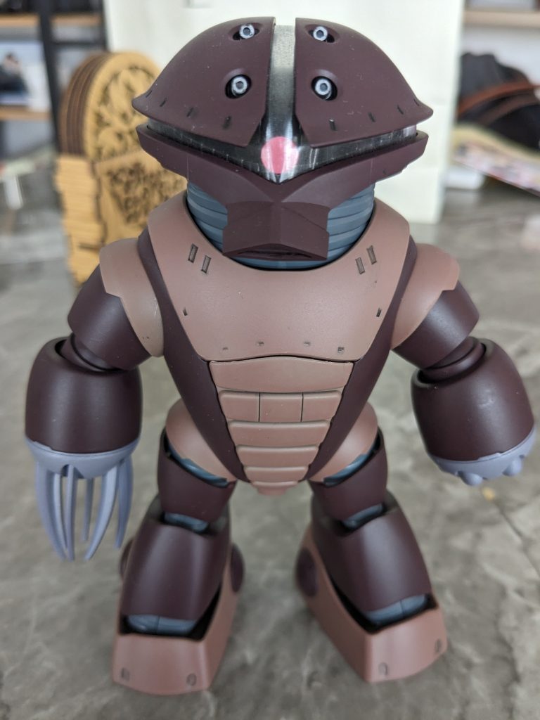 正面基本的には水性ホビーカラーのスプレー塗装です。頭部バルカンなどの黒パーツは筆ムラが出にくい黒鉄色を筆塗りし、エッジにガンダムマーカーのシルバーで仕上げました。