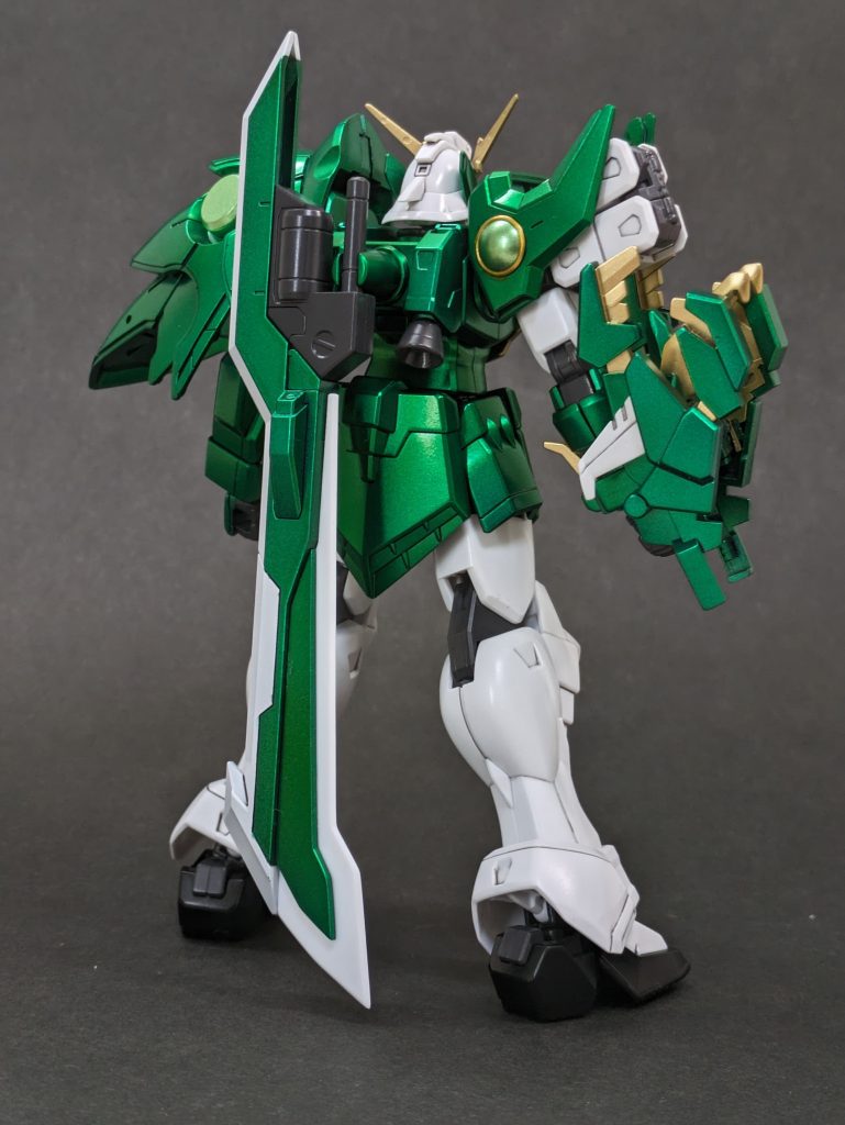 大きく改造した箇所はドラゴンハングの大型化、肩アーマー装備のための肩の小型化くらいです。追加装備はジャンクパーツで作成。カラーリングはキャンディグリーンで塗装し光沢を出しました